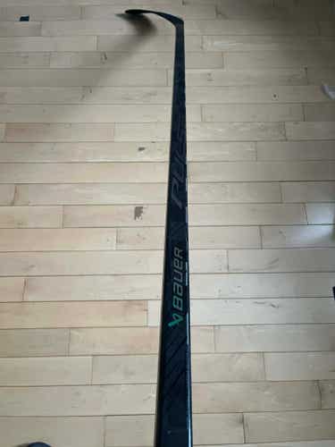 NEW Senior Black Bauer Pulse Right Handed P28 70 Flex Hockey Stick