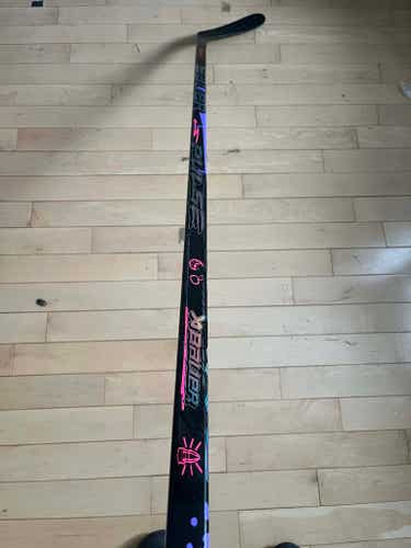 NEW Senior Grafiti Bauer Pulse Right Handed P28 77 Flex Hockey Stick