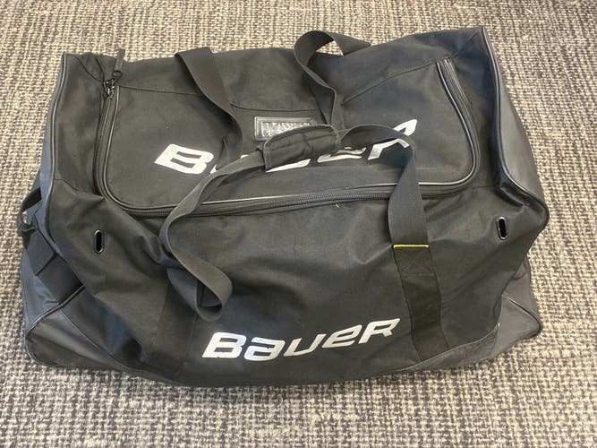 Wheeled Bauer Hockey Bag (31x16x16)