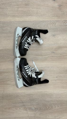 CCM Tacks 9040 Hockey Skates Regular Width Youth 13 (Used)