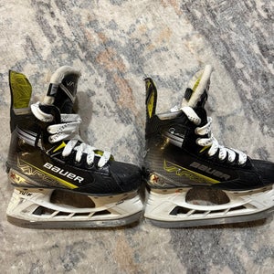 2023 Bauer Vapor X4 Hockey Skates Regular Width Size 1.5 (Used)
