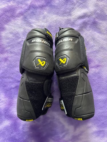 Large Intermediate Bauer Supreme Mach Shoulder Pads (Used)