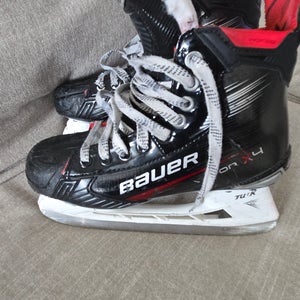 Black Bauer Vapor X4 Hockey Skates Regular Width Pro Stock Size 5.5 (Used)