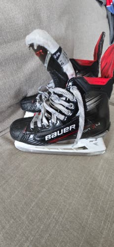 Black Bauer Vapor X4 Hockey Skates Regular Width Pro Stock Size 5.5 (Used)