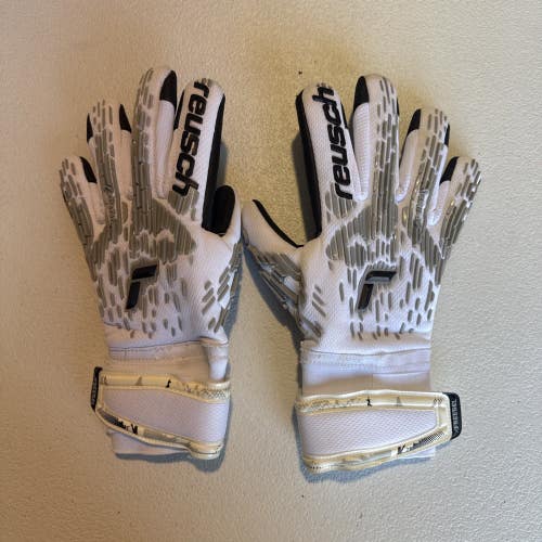 Reusch Attrakt Freegel Silver Finger Support Goalkeeper Glove, Size 9 (INV40)