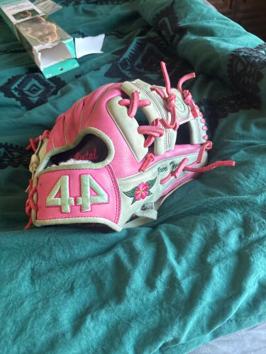 2024 44 Pro Signature Series RH Infield Baseball Glove 11.5" (Used)