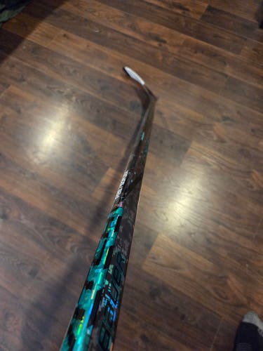 Bauer Twitch Right Handed Hockey Stick P28 50 Flex (Used)