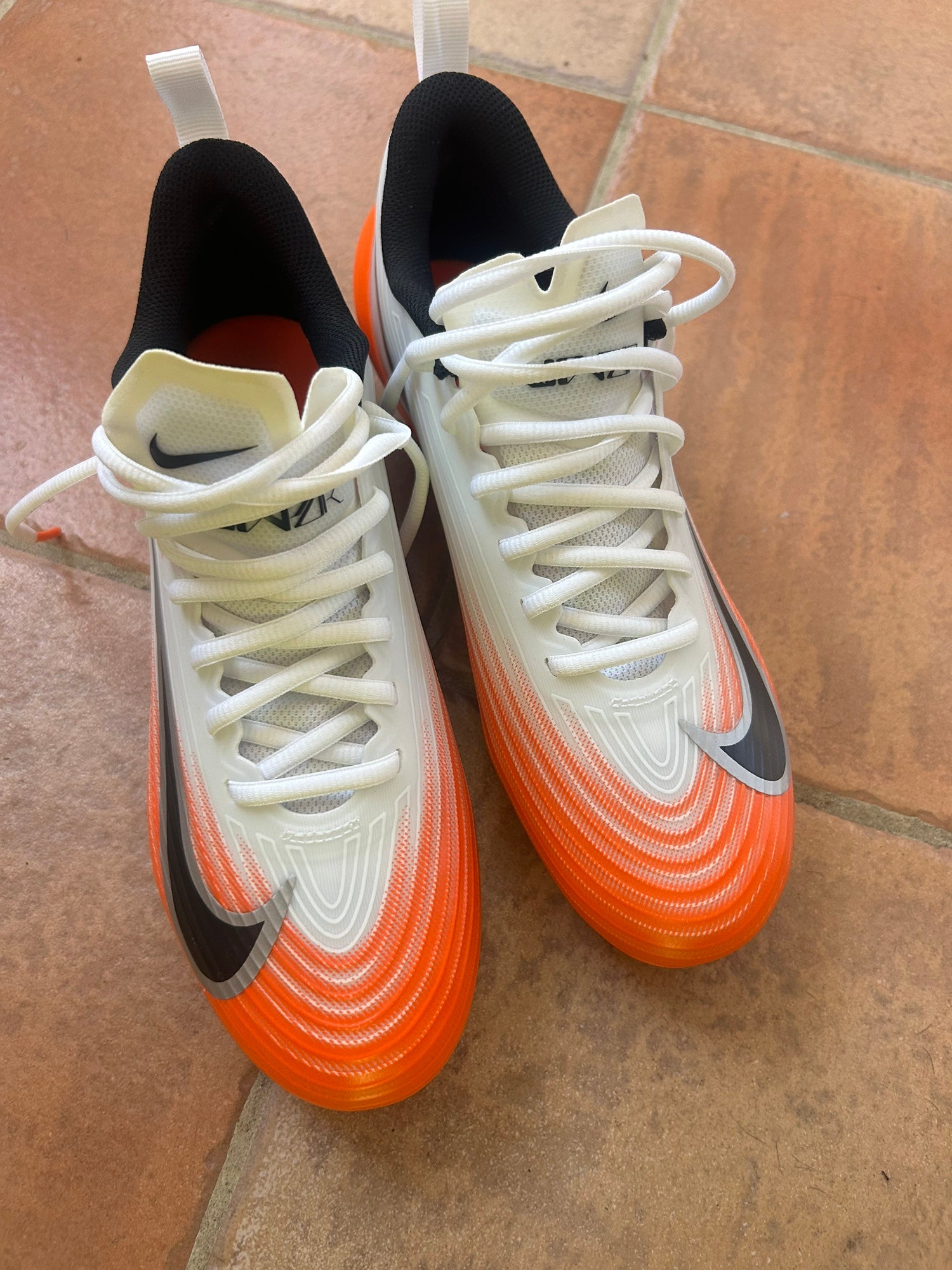 men's 9.5 wide football cleats