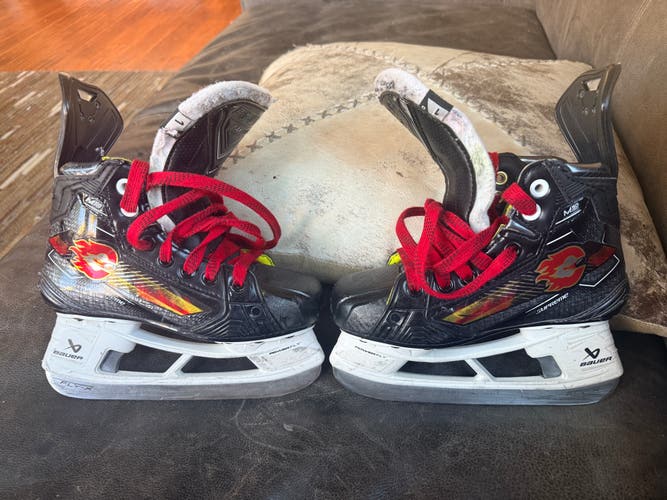 Black 2024 Bauer Supreme M50 Pro Hockey Skates Regular Width Size 1 (Used)