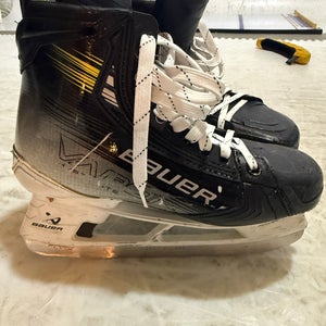 2023 Bauer Vapor Hyperlite 2 Hockey Skates 9.5 (Used)
