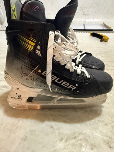 2023 Bauer Vapor Hyperlite 2 Hockey Skates 9.5 (Used)