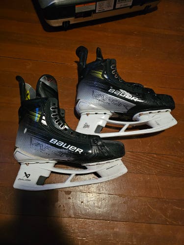 Bauer Vapor Hyperlite 2 Hockey Skates 7.5 (Used)