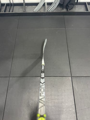 Senior Bauer Vapor Hyperlite 2 Regular Goalie Stick 27" Paddle P31 Curve (Pro Stock (New))