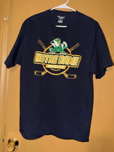 Champion NCAA Notre Dame Hockey Graphic T Shirt Men’s Size Large Used Pre Owned