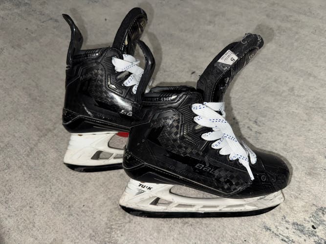 Black 2022 Bauer Supreme Mach Hockey Skates Regular Width Size 5 (Used)