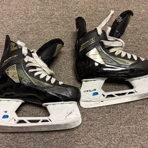 Hockey Player Skates - True Catalyst 7