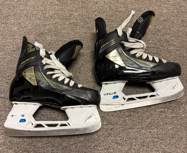 Hockey Player Skates - True Catalyst 7