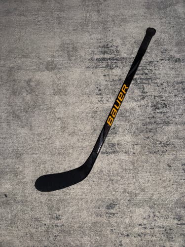 Youth Bauer Mystery Mini Right Handed Hockey Stick Toe Pattern Less Than 30 Flex (New)