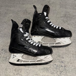 Black 2022 Bauer Supreme Mach Hockey Skates Regular Width Size 5 (Used)
