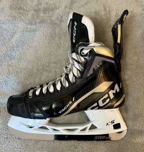 2022 CCM Tacks AS-V Hockey Skates Regular Width 9 (Used)