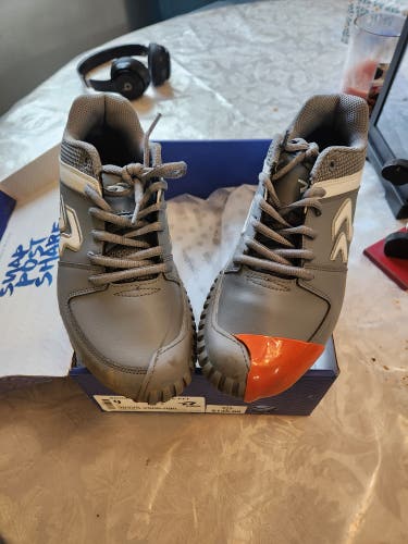 Gray Women's Size M 8.0 (W 9.0) Low Top (Used)