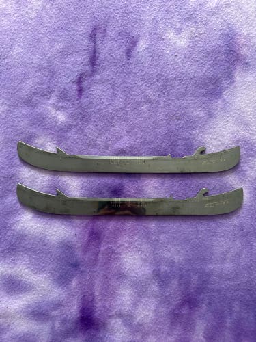 Bauer Fly-Ti Holders, Runners, & Replacement Steel Blades 254 mm (Used)