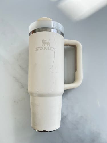 Stanley Quencher H2.0 FlowState Tumbler Cream with handle 30 oz
