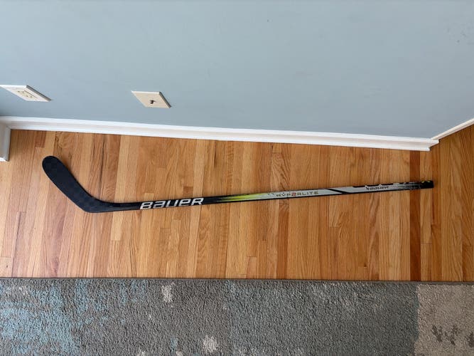 Intermediate Bauer Vapor Hyperlite Right Handed Hockey Stick P28 50 Flex (Used)