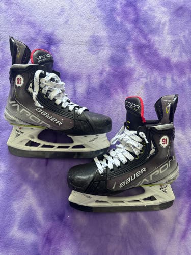Intermediate Bauer Vapor Hyperlite Hockey Skates Size 4.5 (Used)