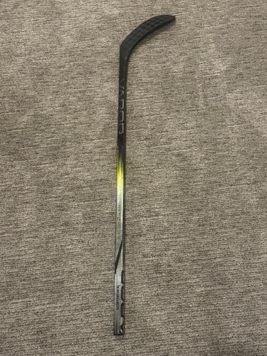 Youth Bauer Vapor Hyperlite 2 Left Hand Hockey Stick P28 Less Than 30 Flex (Used)