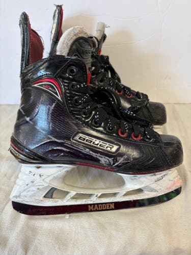Black Bauer Vapor X800 Hockey Skates Regular Width Size 4 (Used)