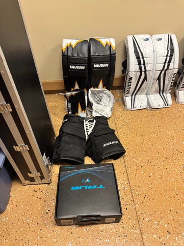 32+2'' Vaughn V9 Pro Senior Iceberg Goalie Set (Used) + MORE!!!!