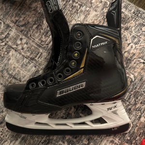 Black Bauer Supreme Matrix Hockey Skates Regular Width Size 5 (Used)