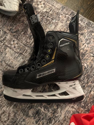 Black Bauer Supreme Matrix Hockey Skates Regular Width Size 5 (Used)