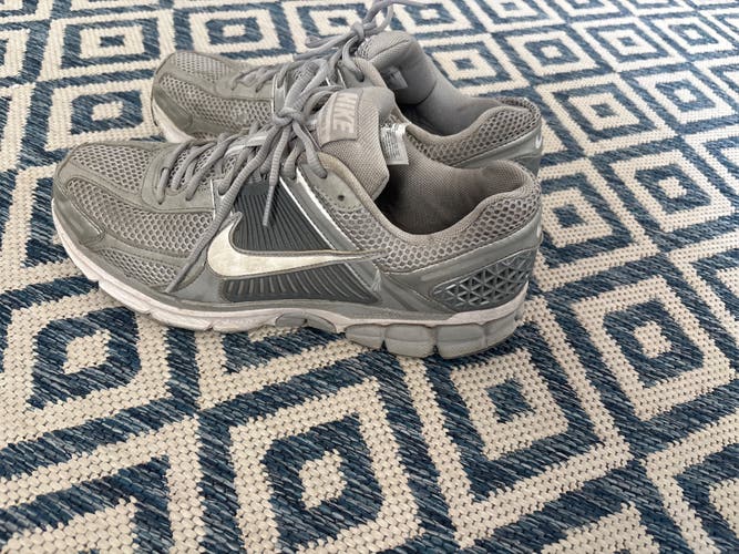 Gray Unisex Size M 10.0 (W 11.0) Adult Nike Zoom Vomero Shoes (Used)