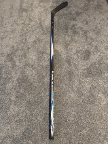 Senior Bauer Vapor Flylite Right Handed Hockey Stick P28 77 Flex (New)