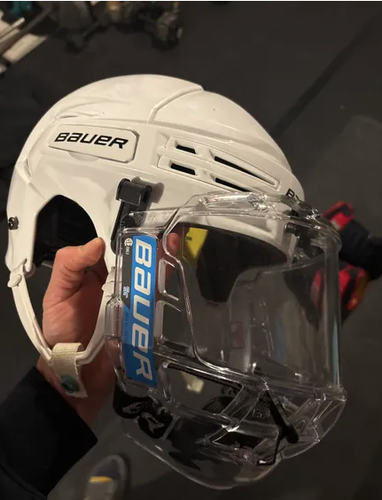 Medium Bauer Re-Akt 75 Helmet (like new condition, barely worn)