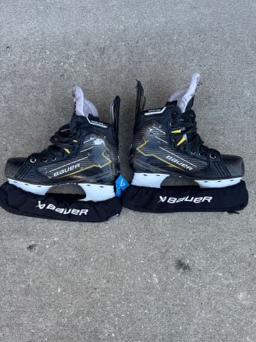 Black/Yellow 2024 Bauer Supreme M40 Hockey Skates Regular Width Size 2 (Used)