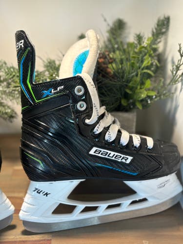 Black Bauer XLP Hockey SkatesSize 2 Junior