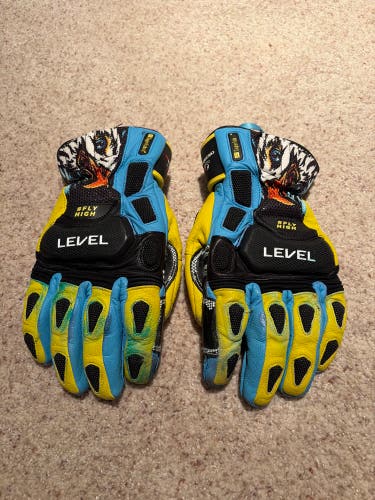 Used Level SQ CF gloves size 9
