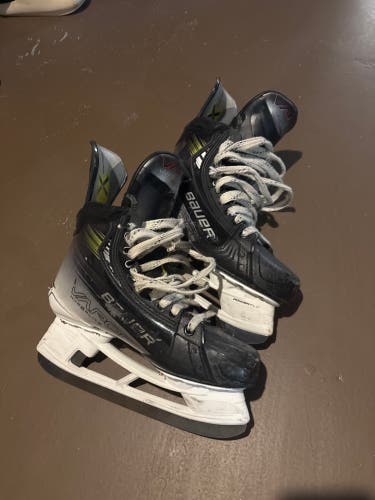 2023 Bauer Vapor Hyperlite 2 Hockey Skates Regular Width 8 (Used)