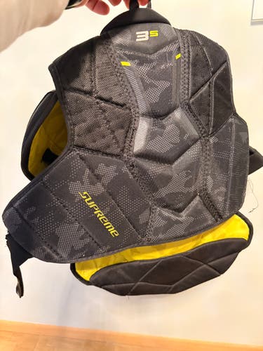 Large Intermediate Bauer Supreme 3S Shoulder Pads (Used)