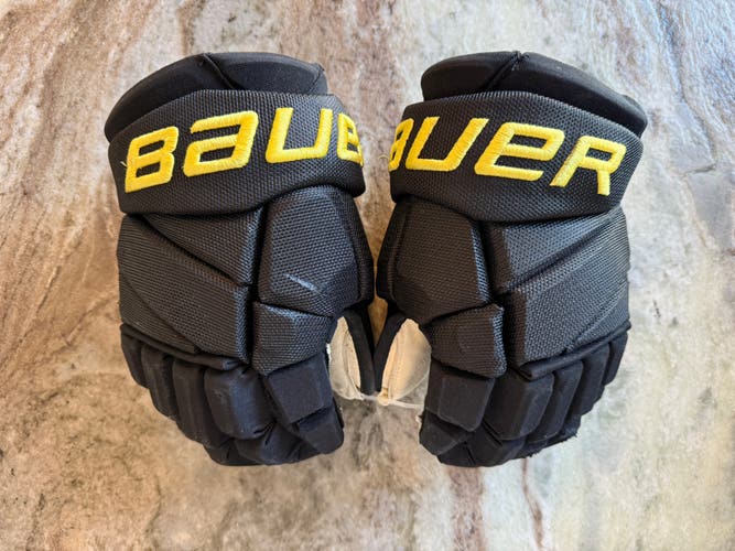 Game-used Elias Pettersson Bauer Vapor Hyperlite Gloves 13" Pro Stock (Used)