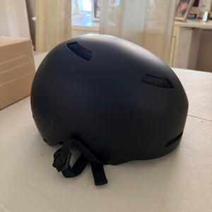 Giro Black Medium Helmet (Used) Skii snowboarding