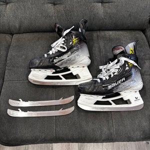 2023 Bauer Vapor Hyperlite 2 Hockey Skates Regular Width Size 5.5 (Used)