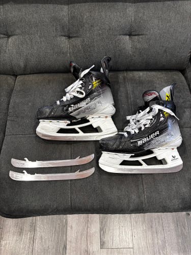 2023 Bauer Vapor Hyperlite 2 Hockey Skates Regular Width Size 5.5 (Used)
