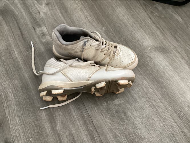 White Kid's 4Y (Big Kids / Youth) Youth Reebok Low Top Molded Cleats (Used)