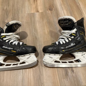 2022 Bauer Supreme M5 Pro Hockey Skates Regular Width Size 3.5 (Used)