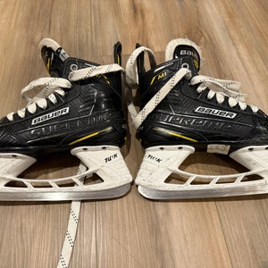 2022 Bauer Supreme M1 Hockey Skates Regular Width Size 2 (Used)