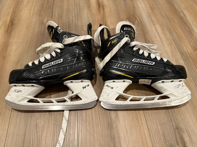 2022 Bauer Supreme M1 Hockey Skates Regular Width Size 2 (Used)
